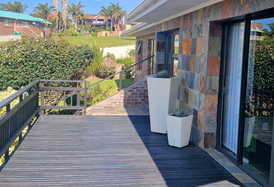 5 Bedroom Property for Sale in Wavecrest Eastern Cape